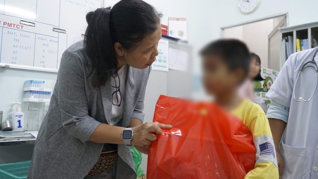 Mang “Trăng Rằm Yêu Thương”đến những trẻ em bị nhiễm HIV.jpg Mang “Trăng Rằm Yêu Thương”đến những trẻ em bị nhiễm HIV.jpg