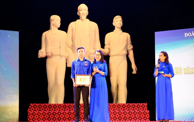 Bộ GDĐT tặng Bằng khen cho nam sinh dũng cảm cứu người giữa dòng lũ - 1 Bộ GDĐT tặng Bằng khen cho nam sinh dũng cảm cứu người giữa dòng lũ - 1