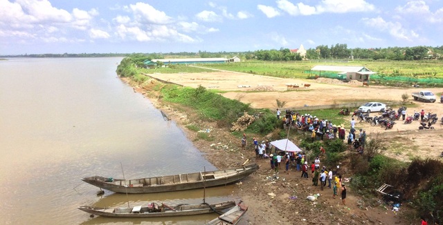 Nghi vấn cả gia đình nhảy sông tự vẫn, đã tìm thấy 2 thi thể - 1 Nghi vấn cả gia đình nhảy sông tự vẫn, đã tìm thấy 2 thi thể - 1
