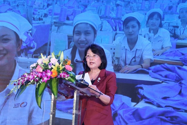 Gần 7.000 công nhân và gia đình dự “Ngày hội công nhân - Phiên chợ nghĩa tình” - 2 Gần 7.000 công nhân và gia đình dự “Ngày hội công nhân - Phiên chợ nghĩa tình” - 2