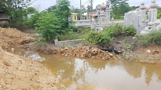 Công trình của Bộ Chỉ huy Quân sự tỉnh Thừa Thiên Huế gây ngập lụt đường sắt Bắc Nam! - 2 Công trình của Bộ Chỉ huy Quân sự tỉnh Thừa Thiên Huế gây ngập lụt đường sắt Bắc Nam! - 2