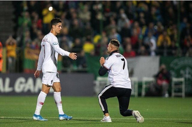 Cổ động viên bị phạt tiền vì xin chụp hình tự sướng cùng C.Ronaldo