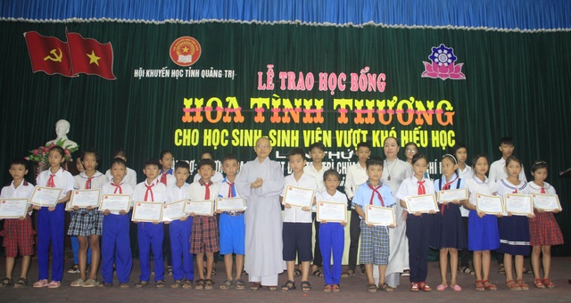 Quảng Trị: Trao 160 suất học bổng đến học sinh, sinh viên vượt khó hiếu học - 2 Quảng Trị: Trao 160 suất học bổng đến học sinh, sinh viên vượt khó hiếu học - 2