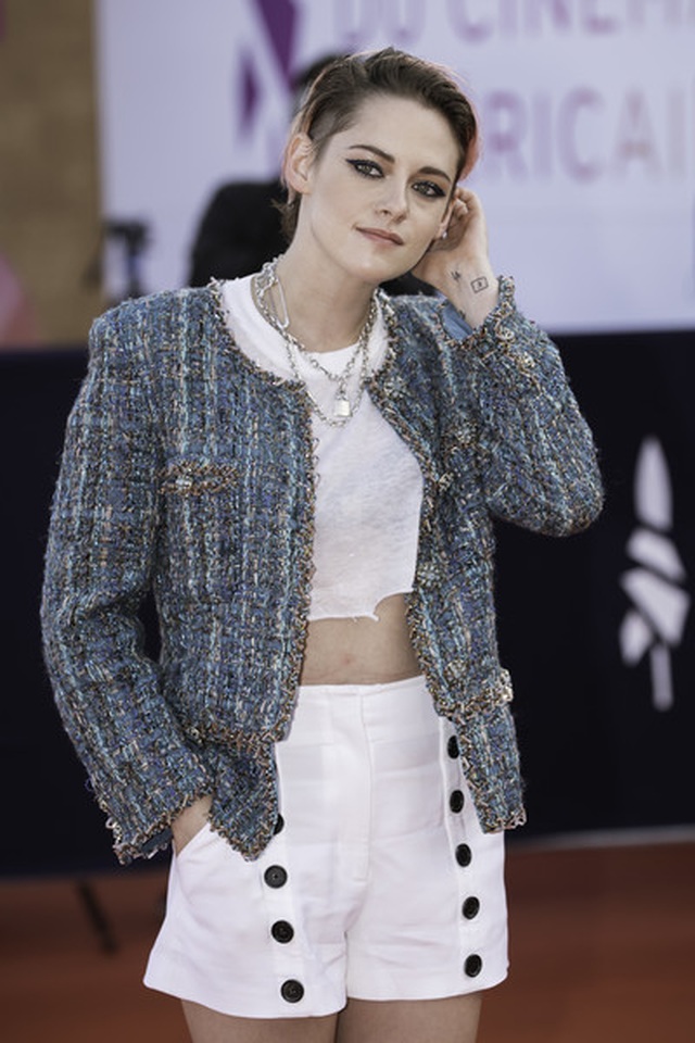 Kristen Stewart nam tính xuất hiện tại Pháp - 7 Kristen Stewart nam tính xuất hiện tại Pháp - 7