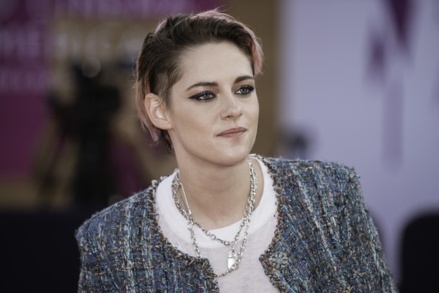 Kristen Stewart nam tính xuất hiện tại Pháp - 4 Kristen Stewart nam tính xuất hiện tại Pháp - 4