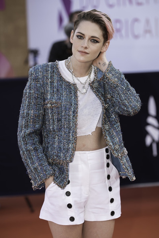 Kristen Stewart nam tính xuất hiện tại Pháp - 8 Kristen Stewart nam tính xuất hiện tại Pháp - 8