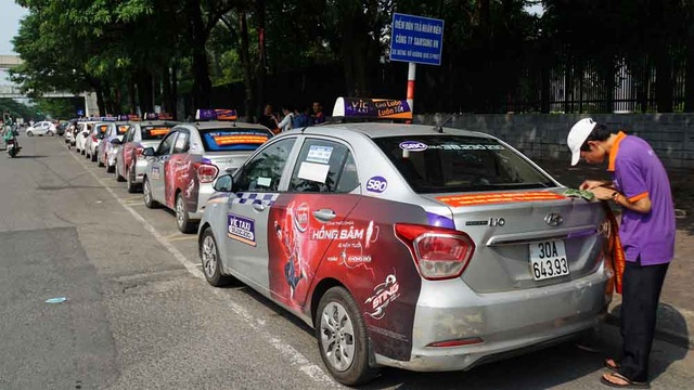 Hàng loạt tài xế taxi cổ vũ quy định taxi công nghệ cũng phải có hộp đèn - 4 Hàng loạt tài xế taxi cổ vũ quy định taxi công nghệ cũng phải có hộp đèn - 4