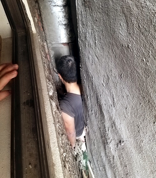 Hà Nội: Người đàn ông mắc kẹt hi hữu giữa 3 căn nhà - 1 Hà Nội: Người đàn ông mắc kẹt hi hữu giữa 3 căn nhà - 1