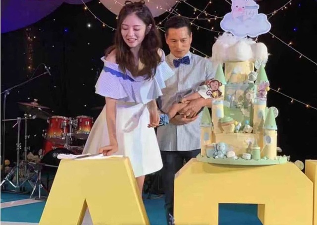 An Dĩ Hiên và chồng tỷ phú mở tiệc đầy tháng hoành tráng cho con trai - 6 An Dĩ Hiên và chồng tỷ phú mở tiệc đầy tháng hoành tráng cho con trai - 6