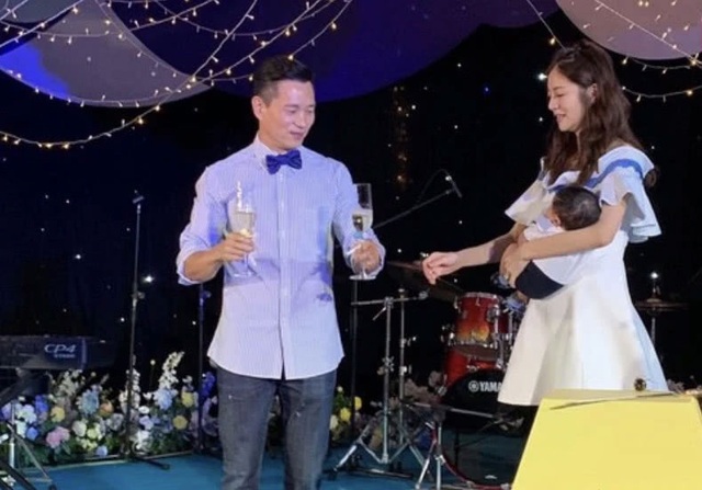 An Dĩ Hiên và chồng tỷ phú mở tiệc đầy tháng hoành tráng cho con trai - 5 An Dĩ Hiên và chồng tỷ phú mở tiệc đầy tháng hoành tráng cho con trai - 5