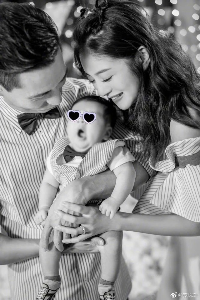 An Dĩ Hiên và chồng tỷ phú mở tiệc đầy tháng hoành tráng cho con trai - 4 An Dĩ Hiên và chồng tỷ phú mở tiệc đầy tháng hoành tráng cho con trai - 4