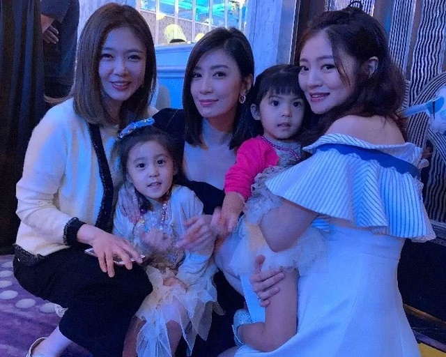An Dĩ Hiên và chồng tỷ phú mở tiệc đầy tháng hoành tráng cho con trai - 10 An Dĩ Hiên và chồng tỷ phú mở tiệc đầy tháng hoành tráng cho con trai - 10