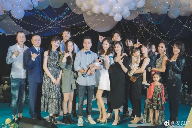 An Dĩ Hiên và chồng tỷ phú mở tiệc đầy tháng hoành tráng cho con trai - 20 An Dĩ Hiên và chồng tỷ phú mở tiệc đầy tháng hoành tráng cho con trai - 20