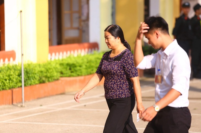 Hoãn xử vụ gian lận thi cử Sơn La vì hàng loạt người được triệu tập vắng mặt - 4 Hoãn xử vụ gian lận thi cử Sơn La vì hàng loạt người được triệu tập vắng mặt - 4