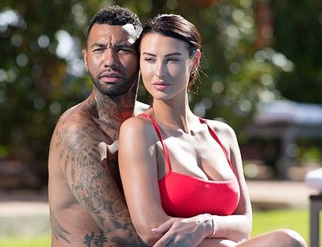 Vợ cầu thủ Jermaine Pennant bốc lửa với bikini đỏ - 3 Vợ cầu thủ Jermaine Pennant bốc lửa với bikini đỏ - 3
