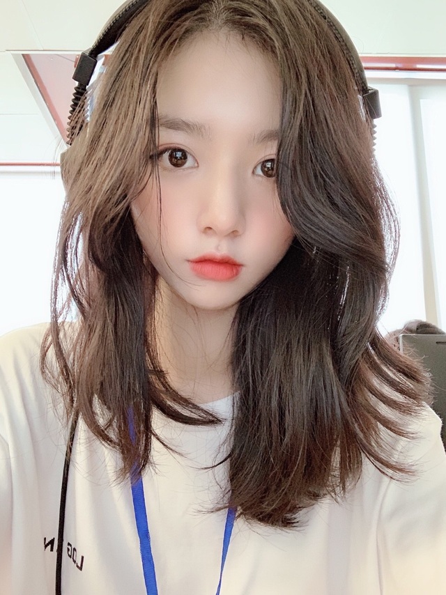 Báo Trung Quốc gọi hot girl trường Kinh tế quốc dân là nữ thần thế hệ mới - 6 Báo Trung Quốc gọi hot girl trường Kinh tế quốc dân là nữ thần thế hệ mới - 6