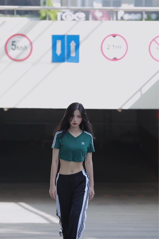 Báo Trung Quốc gọi hot girl trường Kinh tế quốc dân là nữ thần thế hệ mới - 7 Báo Trung Quốc gọi hot girl trường Kinh tế quốc dân là nữ thần thế hệ mới - 7