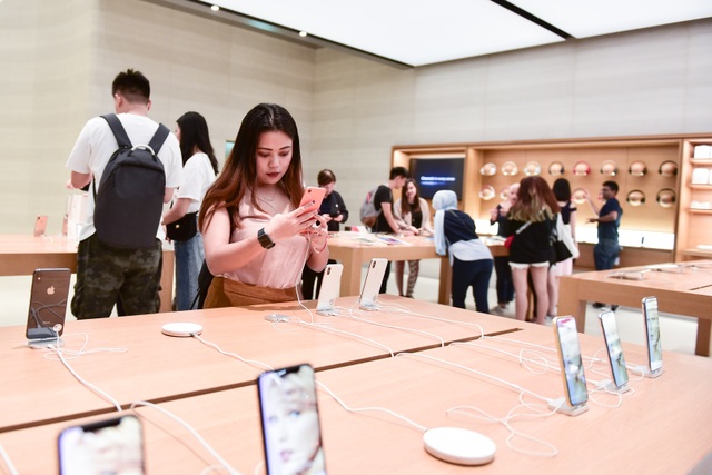 Dân “săn” iPhone 11 khắp châu Á đổ về Singapore chực chờ trước cửa Apple Store - 2