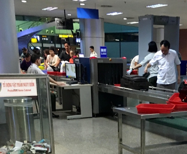 “Cầm nhầm” vòng tay Louis Vuitton, khách nam bị “tóm” ngay khi máy bay hạ cánh - 1 “Cầm nhầm” vòng tay Louis Vuitton, khách nam bị “tóm” ngay khi máy bay hạ cánh - 1