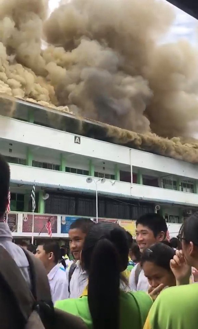Trường cháy lớn, học sinh cười vui như trẩy hội vì... được nghỉ học - 2 Trường cháy lớn, học sinh cười vui như trẩy hội vì... được nghỉ học - 2