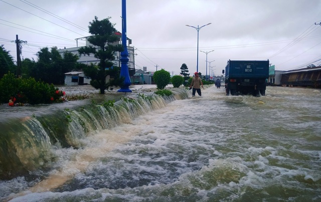 Phú Quốc lại ngập nặng vì mưa lớn, dân đóng cửa nhà đi sơ tán - 3