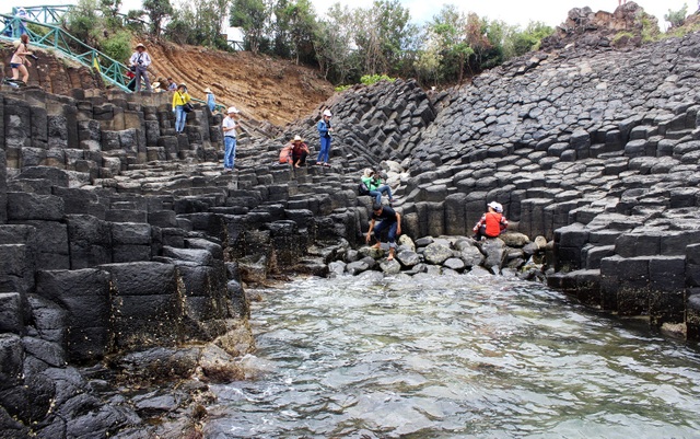 Nhiều vách đá tương tự danh thắng Gành Đá Đĩa mới được phát hiện tại Phú Yên - 4