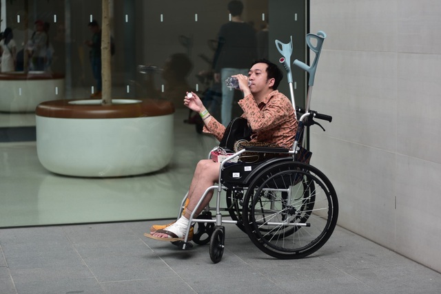Fan ruột của Apple ngồi xe lăn vẫn đi ngàn km đến Singapore săn iPhone 11 - 1 Fan ruột của Apple ngồi xe lăn vẫn đi ngàn km đến Singapore săn iPhone 11 - 1