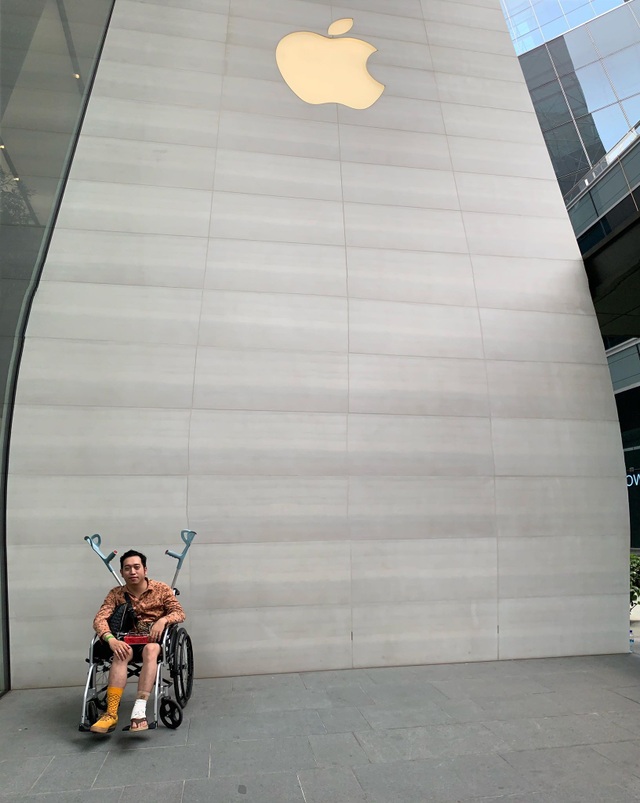 Fan ruột của Apple ngồi xe lăn vẫn đi ngàn km đến Singapore săn iPhone 11 - 3 Fan ruột của Apple ngồi xe lăn vẫn đi ngàn km đến Singapore săn iPhone 11 - 3