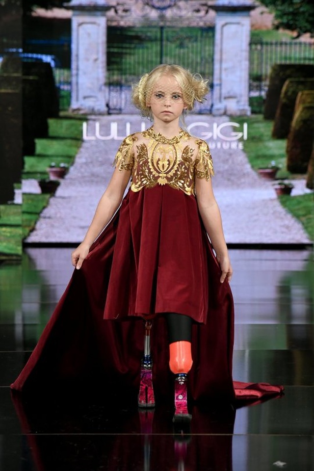 Siêu mẫu không chân 9 tuổi tự tin sải bước trên Tuần lễ thời trang New York - Ảnh minh hoạ 3