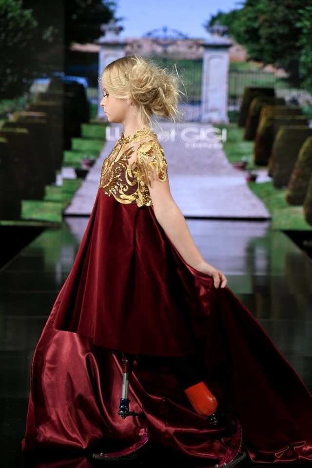 Siêu mẫu không chân 9 tuổi tự tin sải bước trên Tuần lễ thời trang New York - Ảnh minh hoạ 2