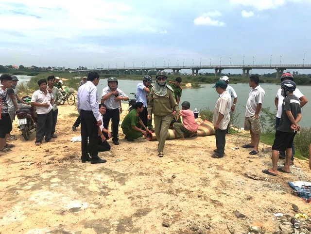 Học sinh sa xuống hố khai thác cát khi tắm sông - 1 Học sinh sa xuống hố khai thác cát khi tắm sông - 1