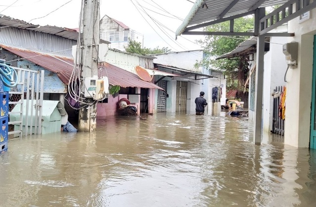 Phú Quốc lại ngập nặng vì mưa lớn, dân đóng cửa nhà đi sơ tán - 1