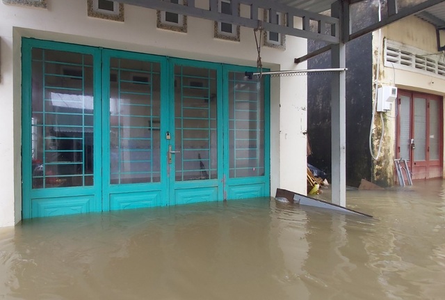 Phú Quốc lại ngập nặng vì mưa lớn, dân đóng cửa nhà đi sơ tán - 2