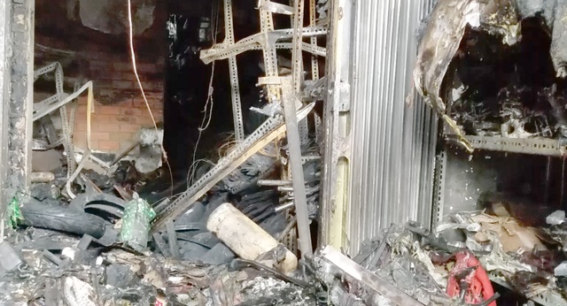 Cảnh sát giải cứu 3 người trong vụ cháy nhà 5 tầng ở Sài Gòn - 4