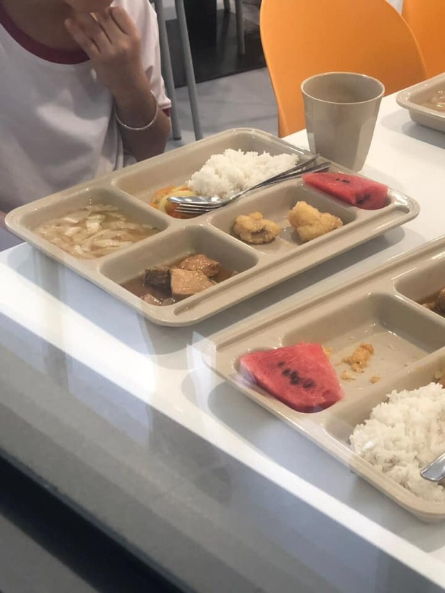 Phụ huynh trường quốc tế bật khóc nhìn suất ăn của con - 2 Phụ huynh trường quốc tế bật khóc nhìn suất ăn của con - 2