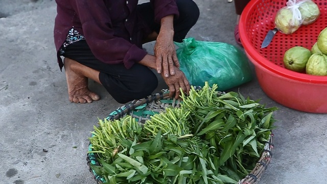 Đi chợ quê có các bà nhuộm răng đen - 11 Đi chợ quê có các bà nhuộm răng đen - 11