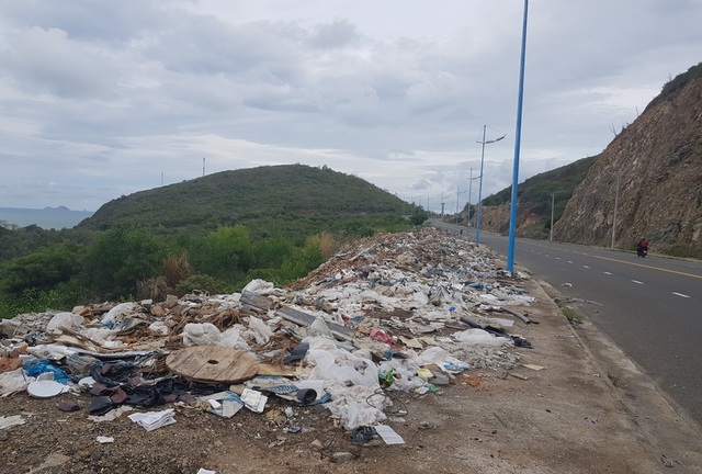 Đường đèo tuyệt đẹp ở phía bắc Nha Trang bị rác xây dựng tấn công - 6 Đường đèo tuyệt đẹp ở phía bắc Nha Trang bị rác xây dựng tấn công - 6