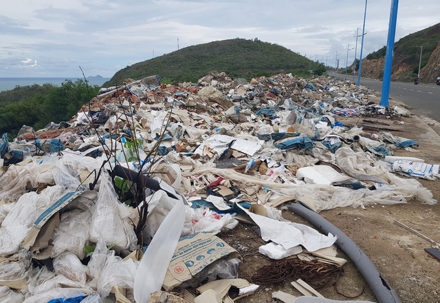 Đường đèo tuyệt đẹp ở phía bắc Nha Trang bị rác xây dựng tấn công - 3 Đường đèo tuyệt đẹp ở phía bắc Nha Trang bị rác xây dựng tấn công - 3