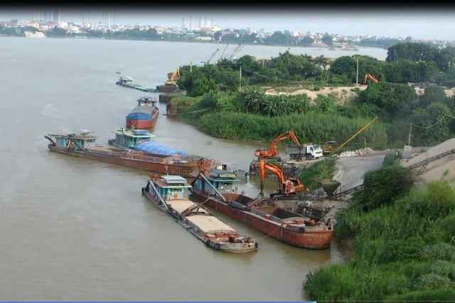 HÀNG TRĂM BẾN THỦY TRÁI PHÉP VẪN HOẠT ĐỘNG: Hà Nội bảo kê hay bất lực? - 1 HÀNG TRĂM BẾN THỦY TRÁI PHÉP VẪN HOẠT ĐỘNG: Hà Nội bảo kê hay bất lực? - 1