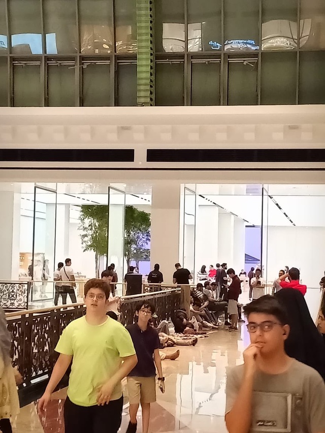 Như một thói quen, khắp nơi trên thế giới người mua hàng lại nai lưng xếp hàng chờ iPhone 11 - 11 Như một thói quen, khắp nơi trên thế giới người mua hàng lại nai lưng xếp hàng chờ iPhone 11 - 11