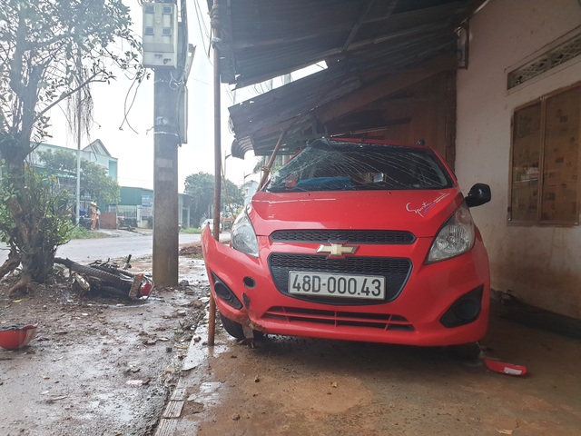 Cán bộ công an “say khướt” lái xe tông chết một công nhân - 1 Cán bộ công an “say khướt” lái xe tông chết một công nhân - 1