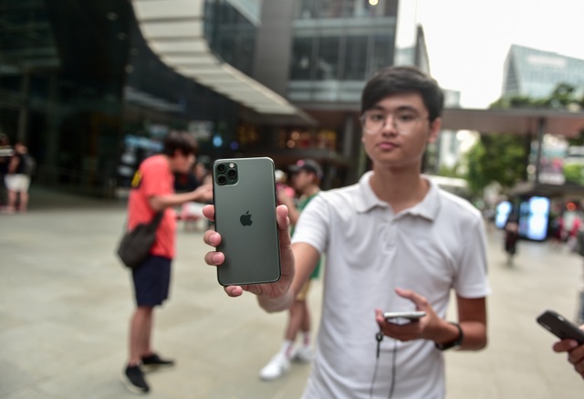 Các Youtuber Việt Nam đua nhau review iPhone 11 ngay và luôn tại Apple Store Singapore - 1 Các Youtuber Việt Nam đua nhau review iPhone 11 ngay và luôn tại Apple Store Singapore - 1