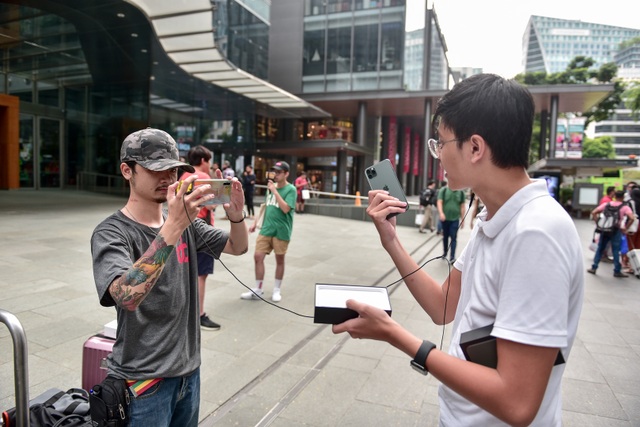 Các Youtuber Việt Nam đua nhau review iPhone 11 ngay và luôn tại Apple Store Singapore - 4 Các Youtuber Việt Nam đua nhau review iPhone 11 ngay và luôn tại Apple Store Singapore - 4