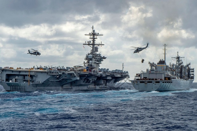 Tổng thống Trump muốn tập hợp 55 tàu chiến ở vùng Vịnh - 1