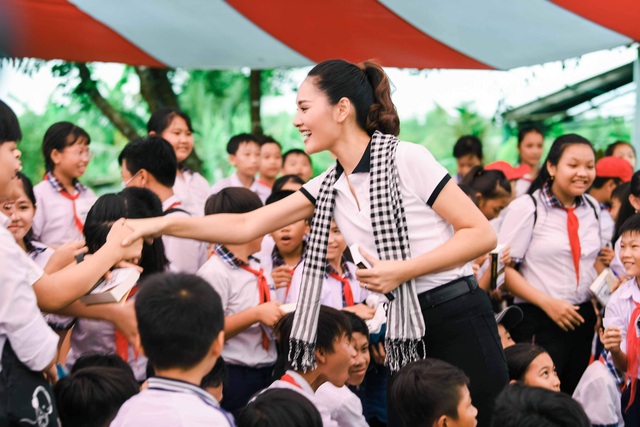 Uyên Linh từng rớt hàng chục cuộc thi hát trong gần 10 năm - 2 Uyên Linh từng rớt hàng chục cuộc thi hát trong gần 10 năm - 2