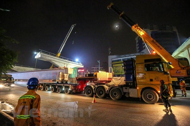 Hà Nội: Công nhân trắng đêm lao dầm xây cầu cạn vành đai 3 - 1 Hà Nội: Công nhân trắng đêm lao dầm xây cầu cạn vành đai 3 - 1
