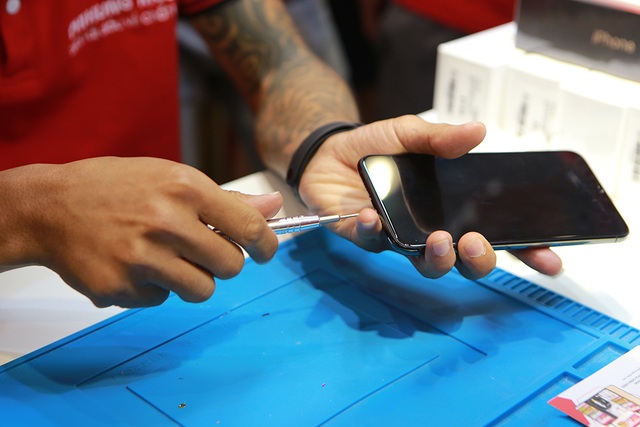 Mổ bụng chiếc iPhone 11 Pro Max màu rêu đầu tiên tại Hà Nội - 5