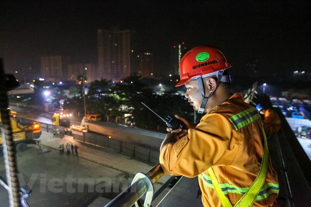Hà Nội: Công nhân trắng đêm lao dầm xây cầu cạn vành đai 3 - 11 Hà Nội: Công nhân trắng đêm lao dầm xây cầu cạn vành đai 3 - 11