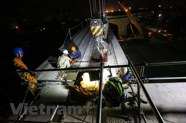 Hà Nội: Công nhân trắng đêm lao dầm xây cầu cạn vành đai 3 - 12 Hà Nội: Công nhân trắng đêm lao dầm xây cầu cạn vành đai 3 - 12