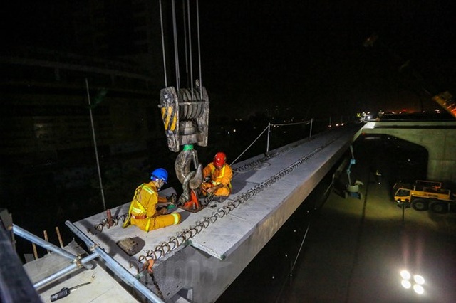 Hà Nội: Công nhân trắng đêm lao dầm xây cầu cạn vành đai 3 - 14 Hà Nội: Công nhân trắng đêm lao dầm xây cầu cạn vành đai 3 - 14